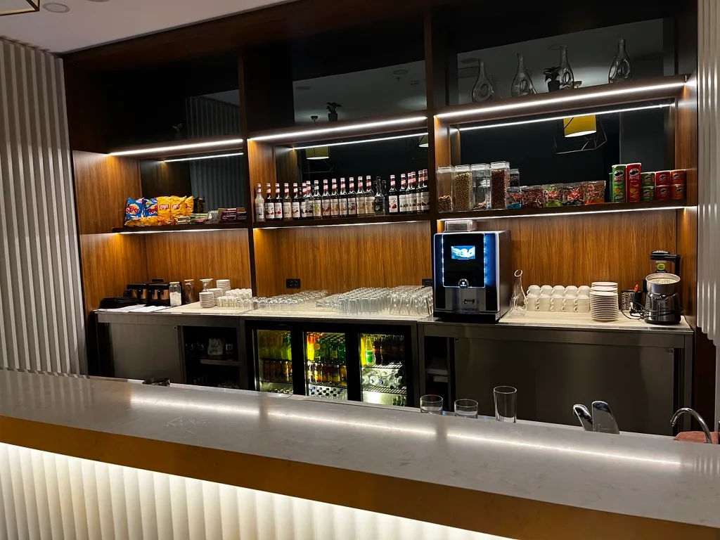 Hotelbar mit Getränken und Snacks auf Regalen