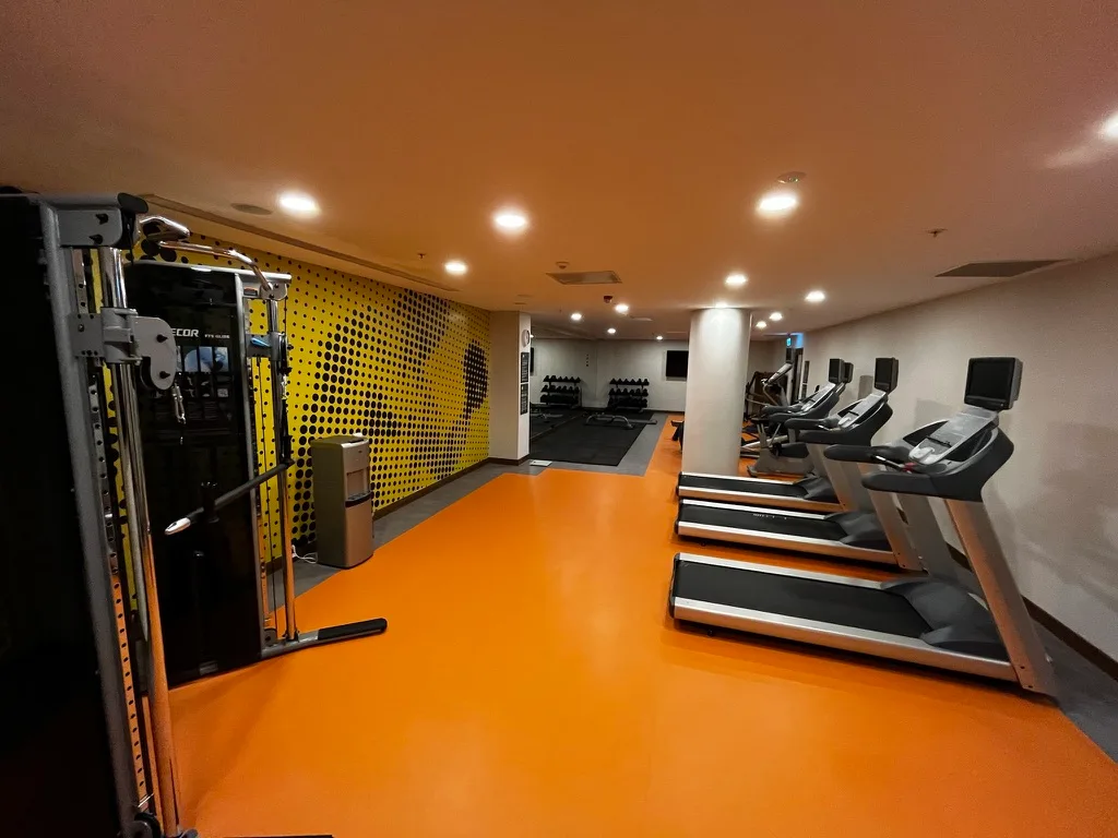 Fitnessraum mit Laufbändern und Trainingsgeräten