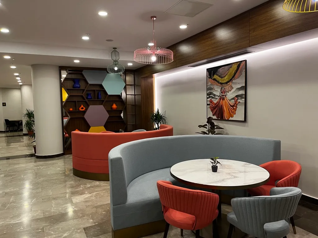 Hotellobby mit Sitzgelegenheiten und Pflanzen