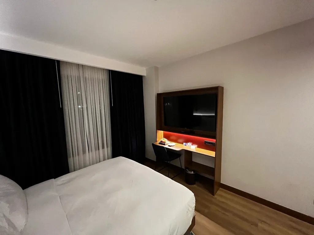 Hotelzimmer mit Doppelbett und Schreibtisch