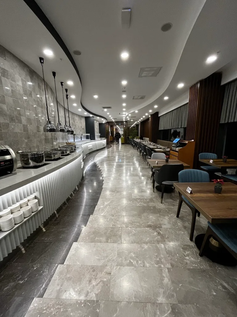 Lobby des Hotels mit Buffet und Sitzgelegenheiten