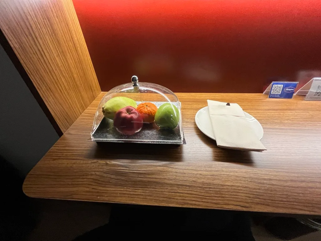 Hotelzimmertisch mit Obstschale und Serviette