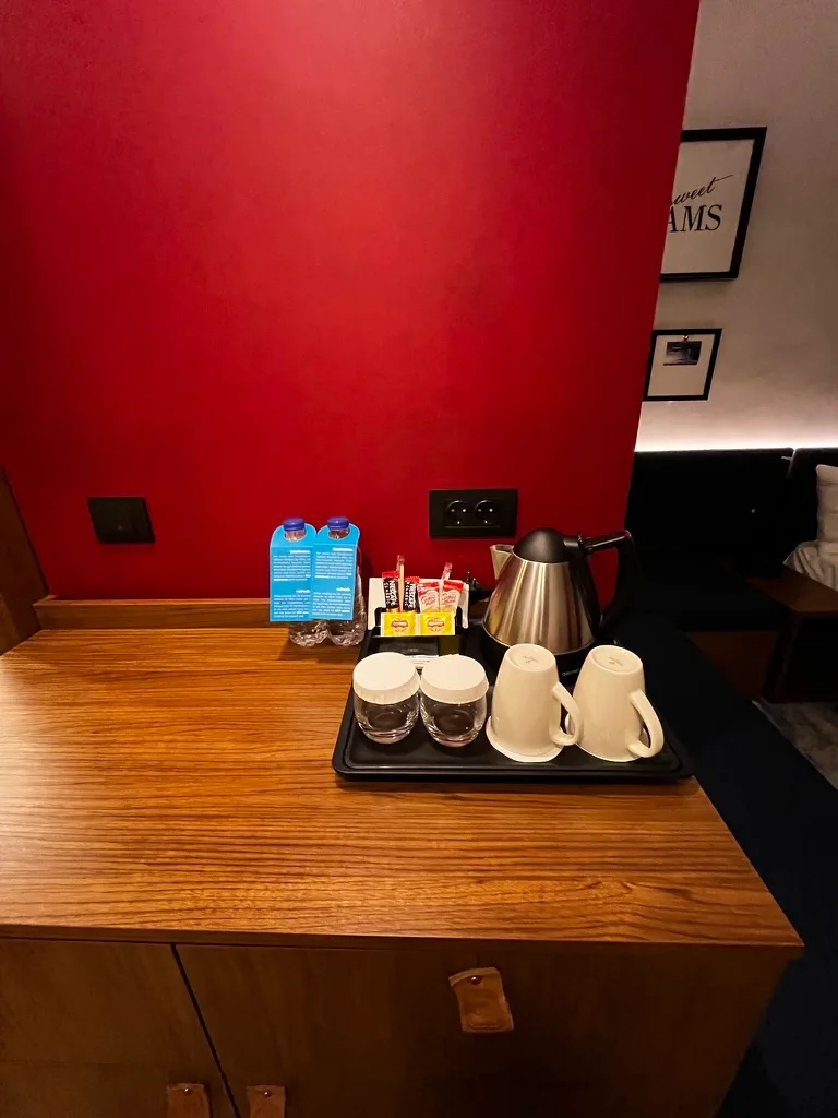 Hotelzimmertisch mit Kaffeemaschine und Tassen