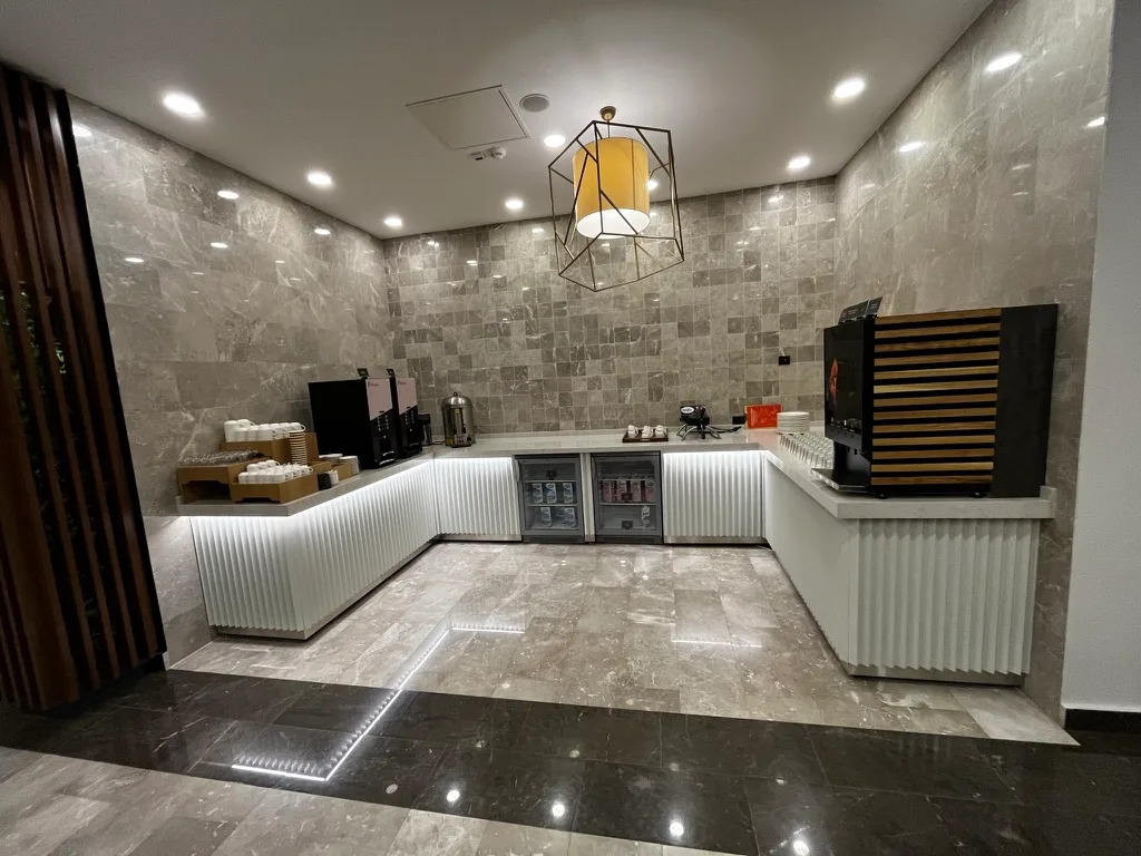 Hotellobby mit Kaffeevollautomaten und Getränkehalter