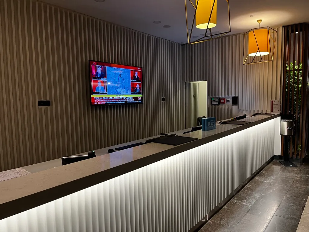 Rezeption eines Hotels mit modernem Design und Fernseher