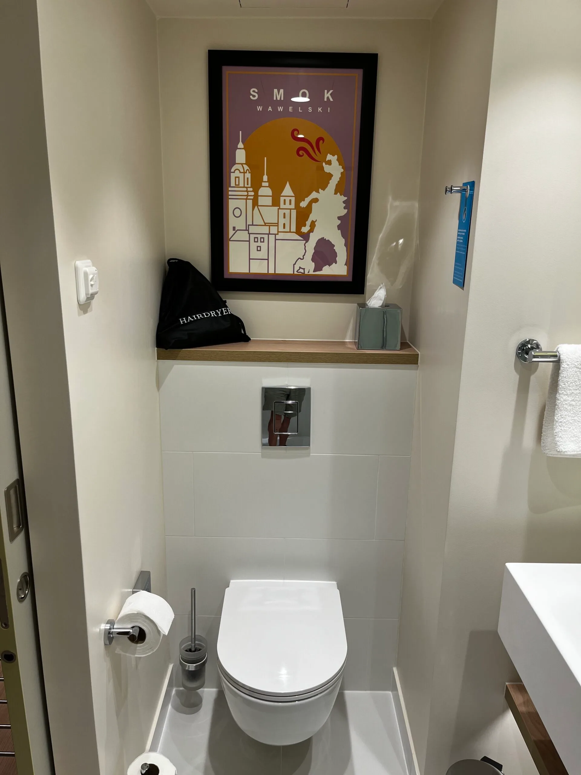Kleines Badezimmer mit Toilette und Wandbild