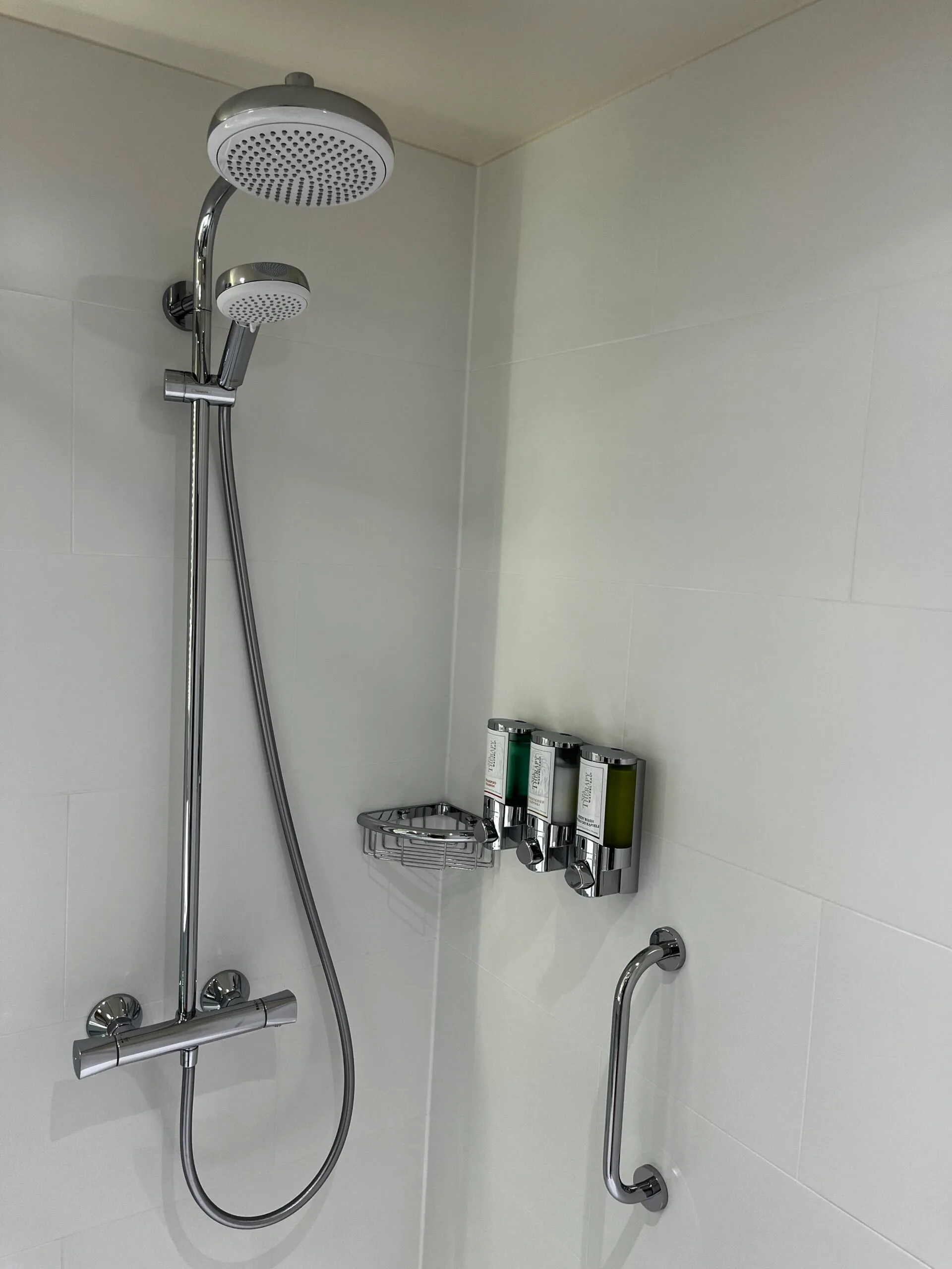 Duschbereich mit Regendusche und Seifenspender