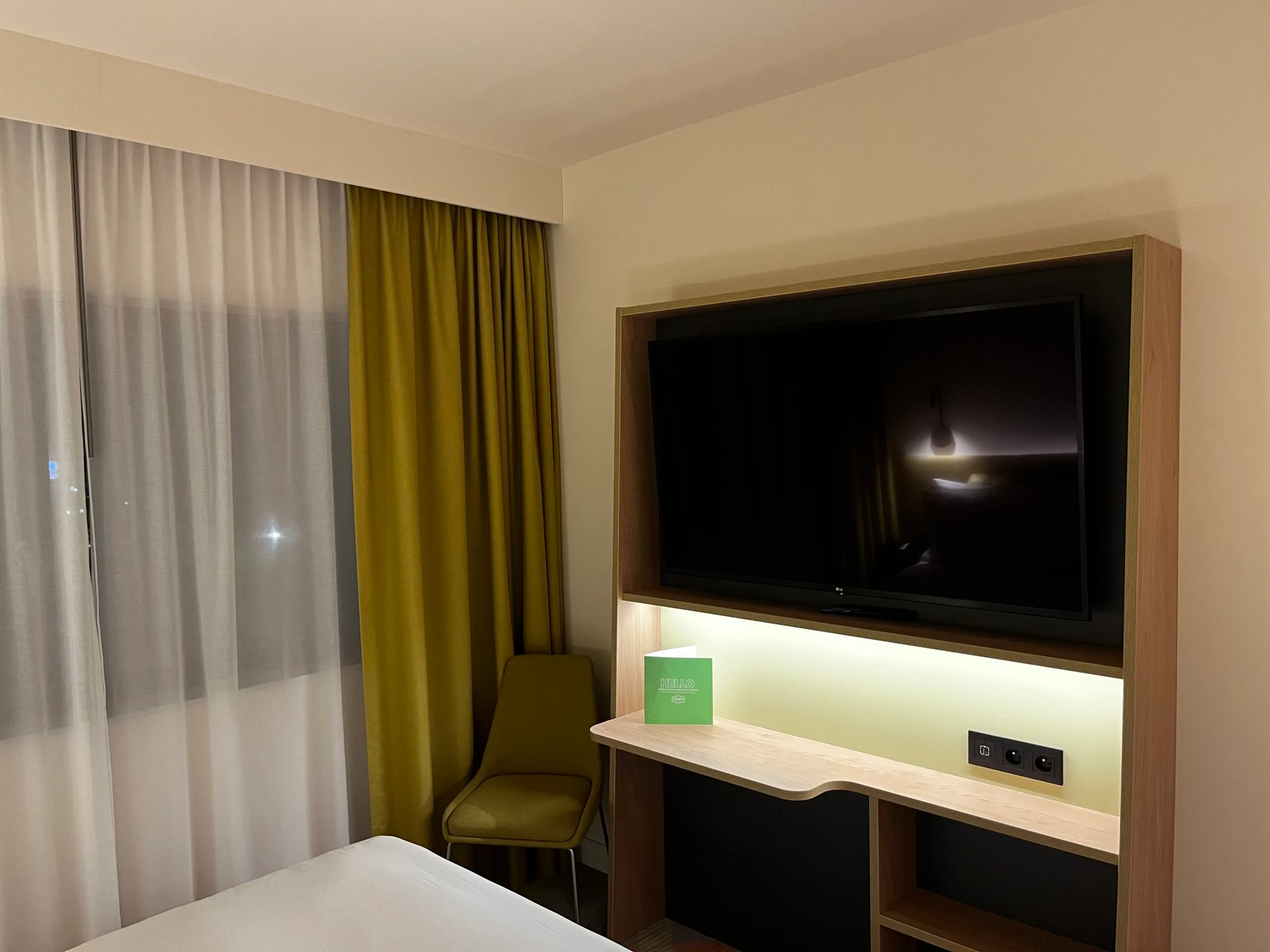 Hotelzimmer mit Fernseher und Schreibtisch