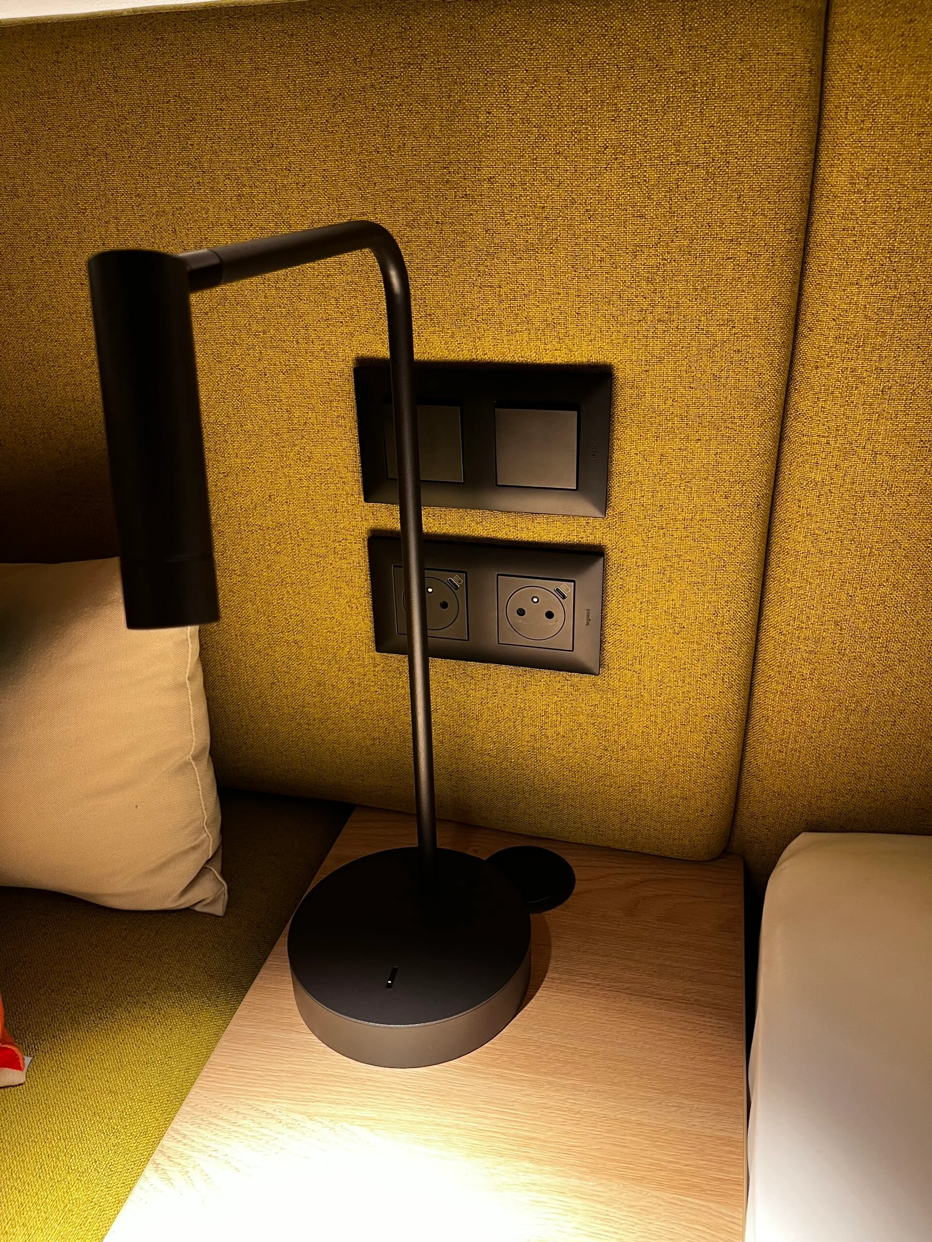 Nachtischlampe mit Steckdose an der Wand