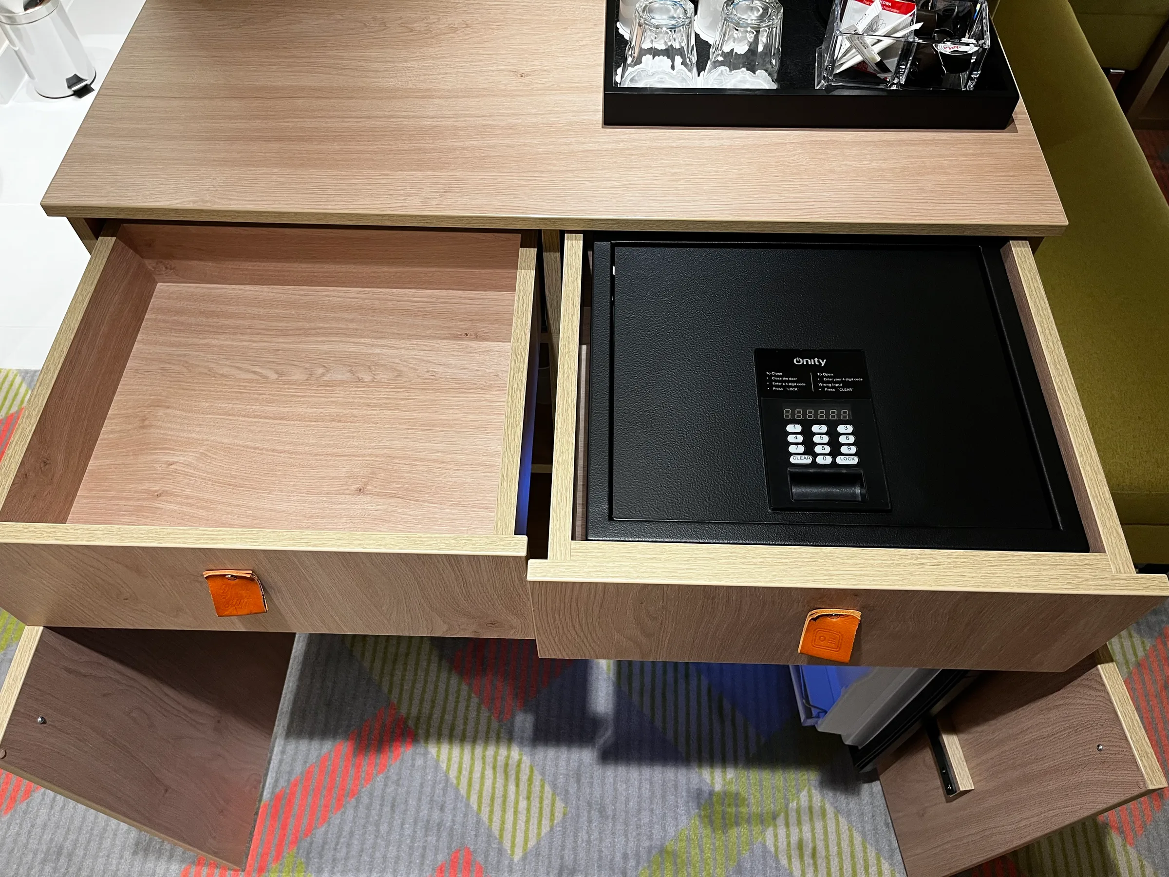 Schreibtisch mit Schublade und elektronischem Safe