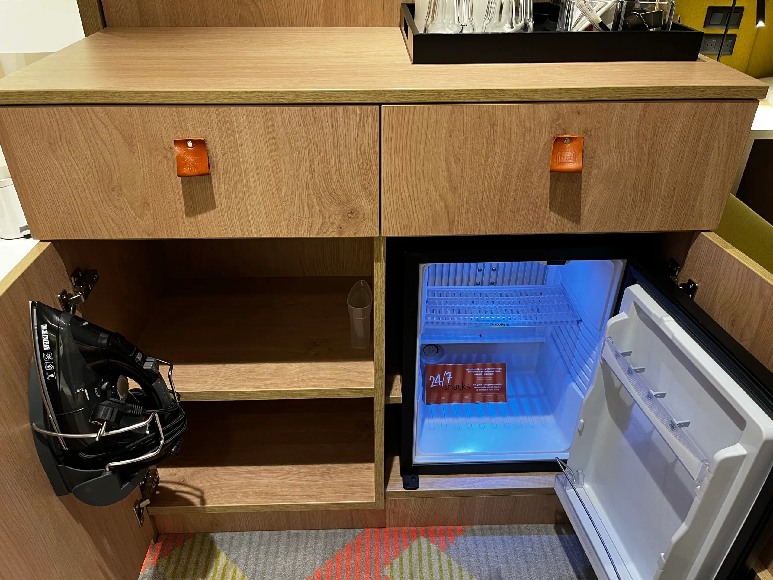 Hotelkühlschrank mit offener Tür und leerem Innenraum
