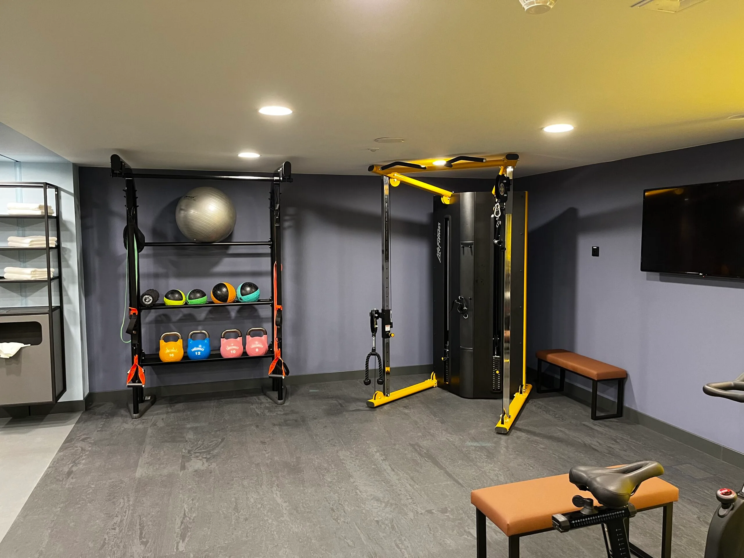 Fitnessraum mit Geräten und Trainingszubehör