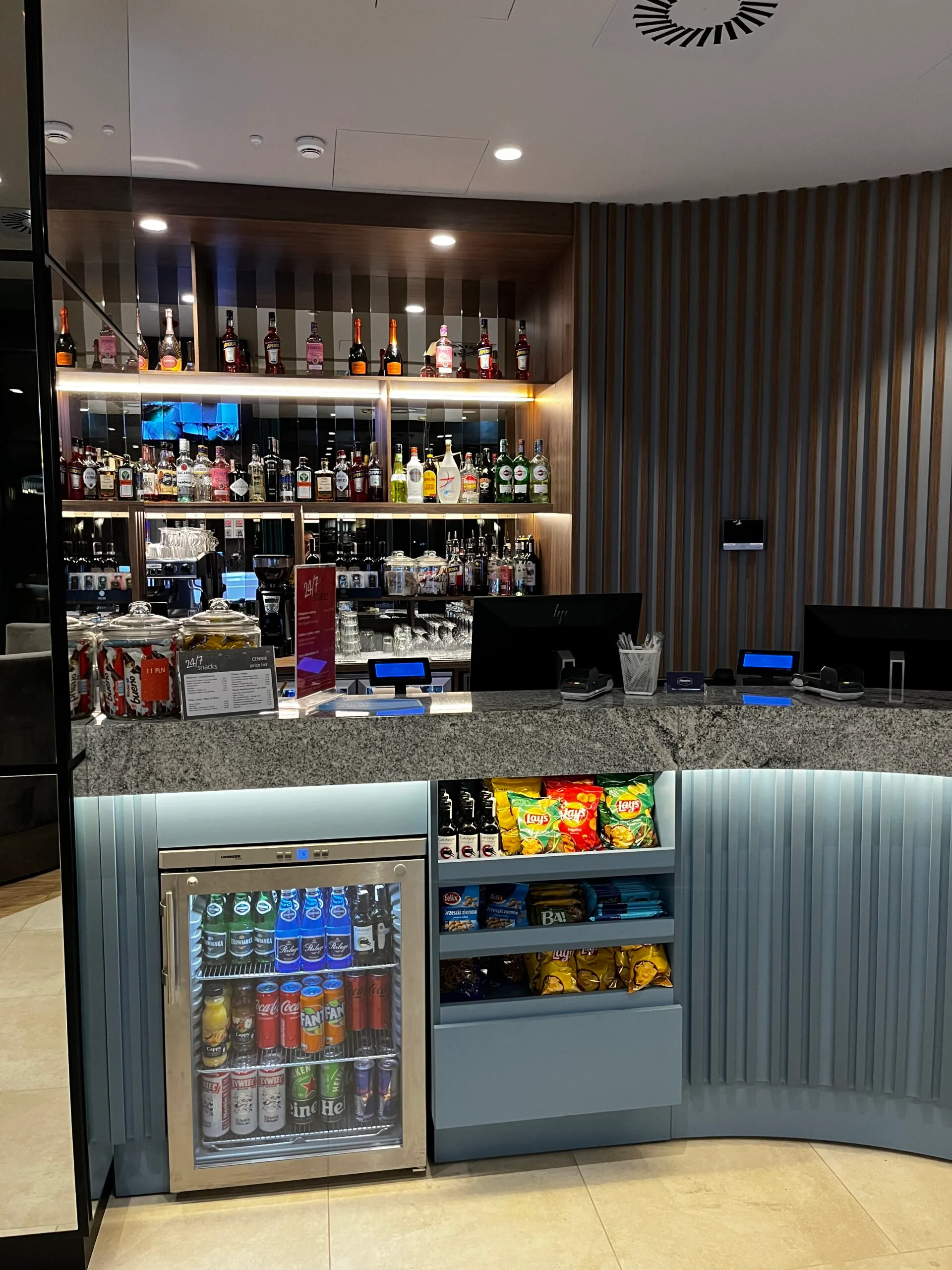 Bar mit Getränken und Snacks im Flughafen-Hotel
