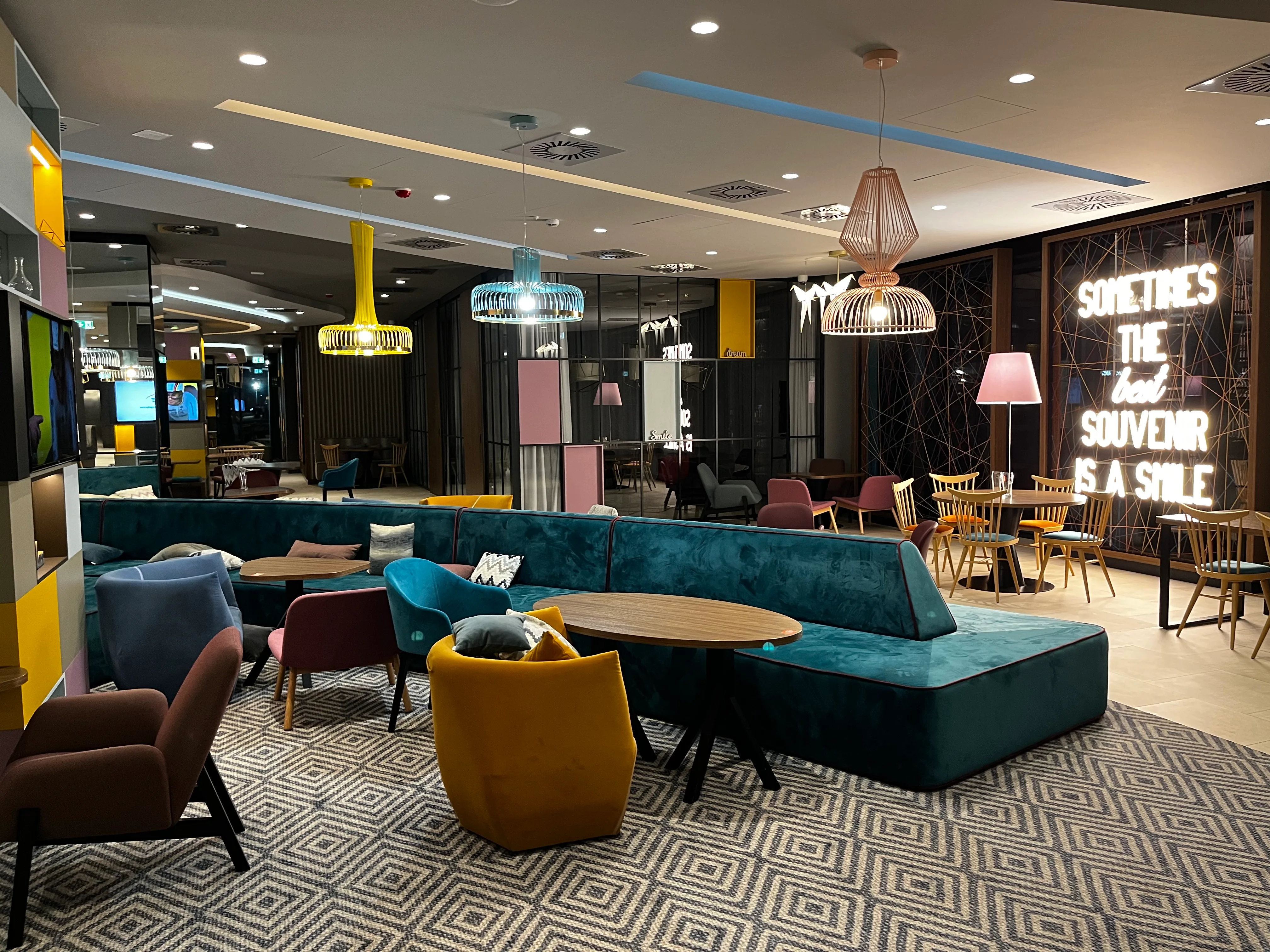 Loungebereich mit Sesseln und Couchen in einem modernen Design