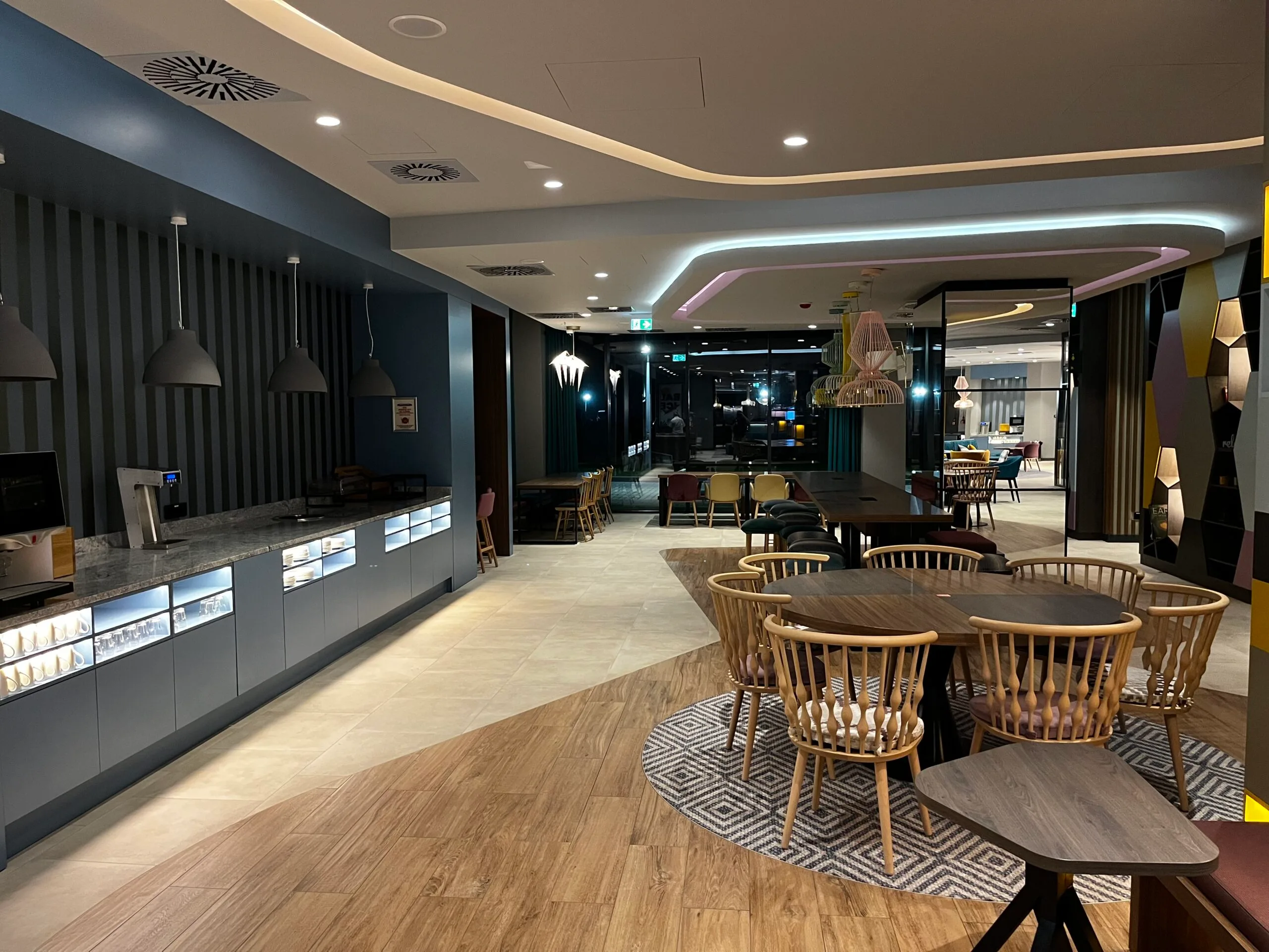 Hotellobby mit Tischen und Stühlen aus Holz