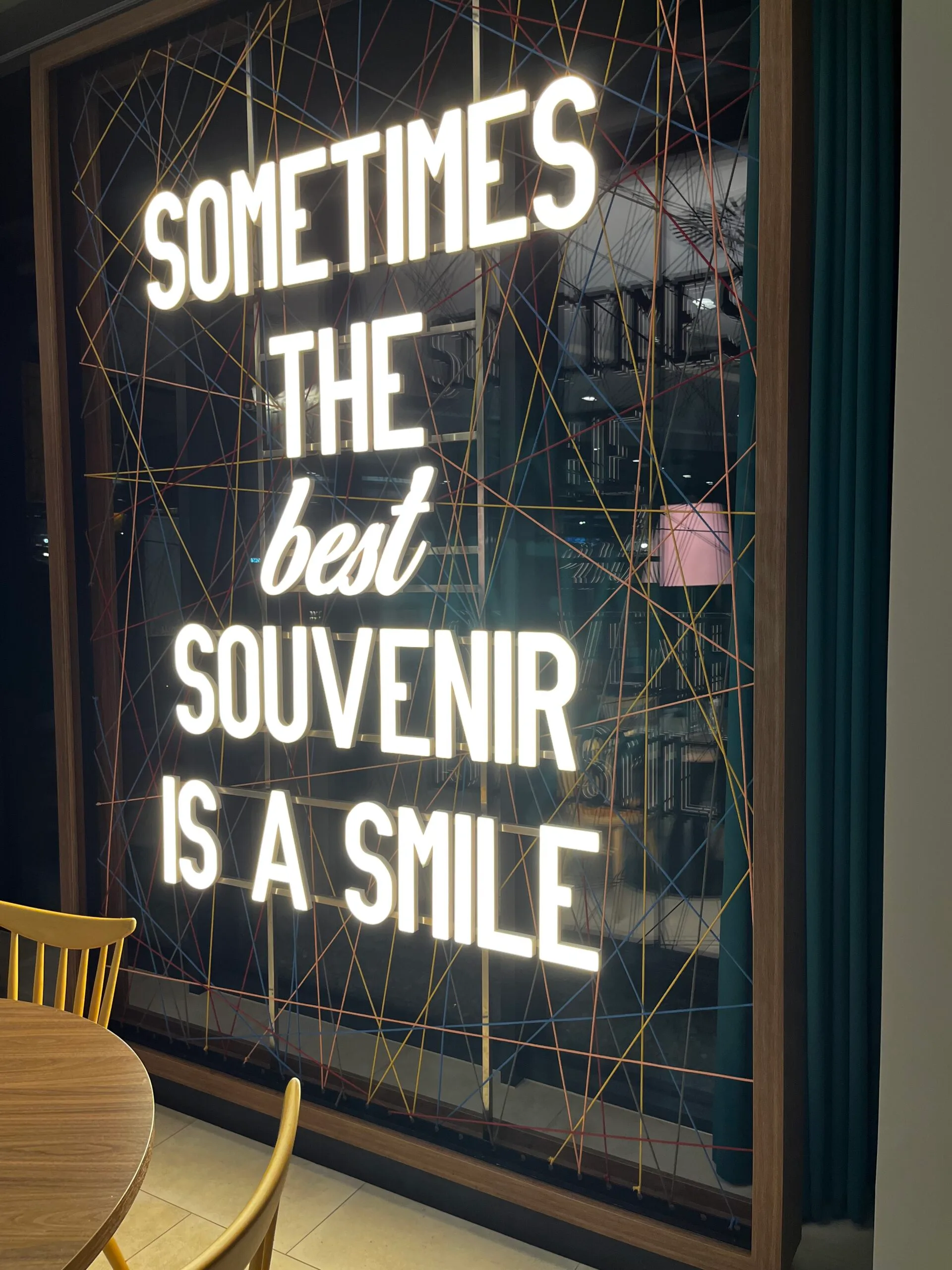 Fenster mit Spruch über Souvenirs und Lächeln