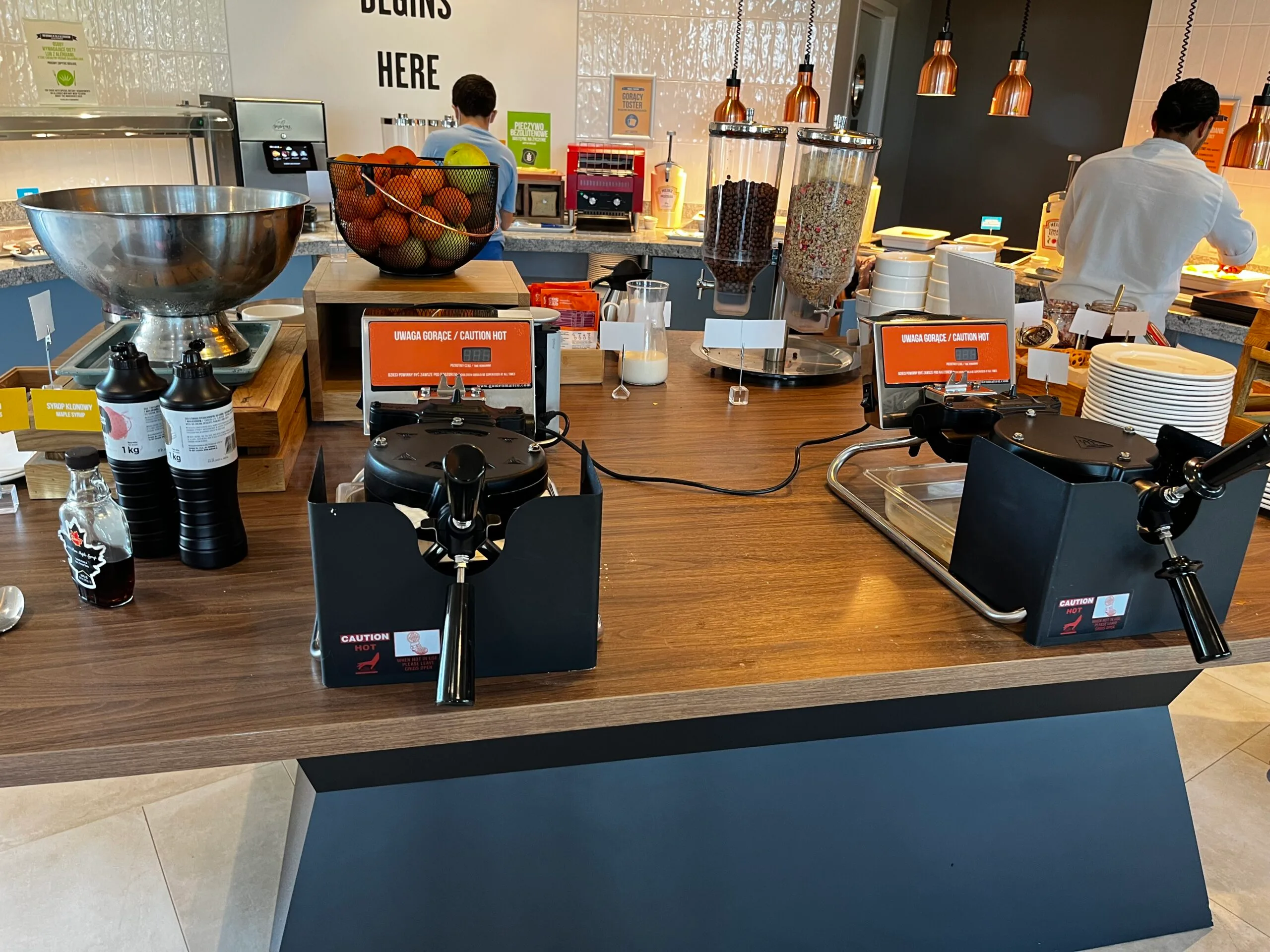 Frühstücksbuffet mit Kaffeezubereitungsmaschinen und Früchten