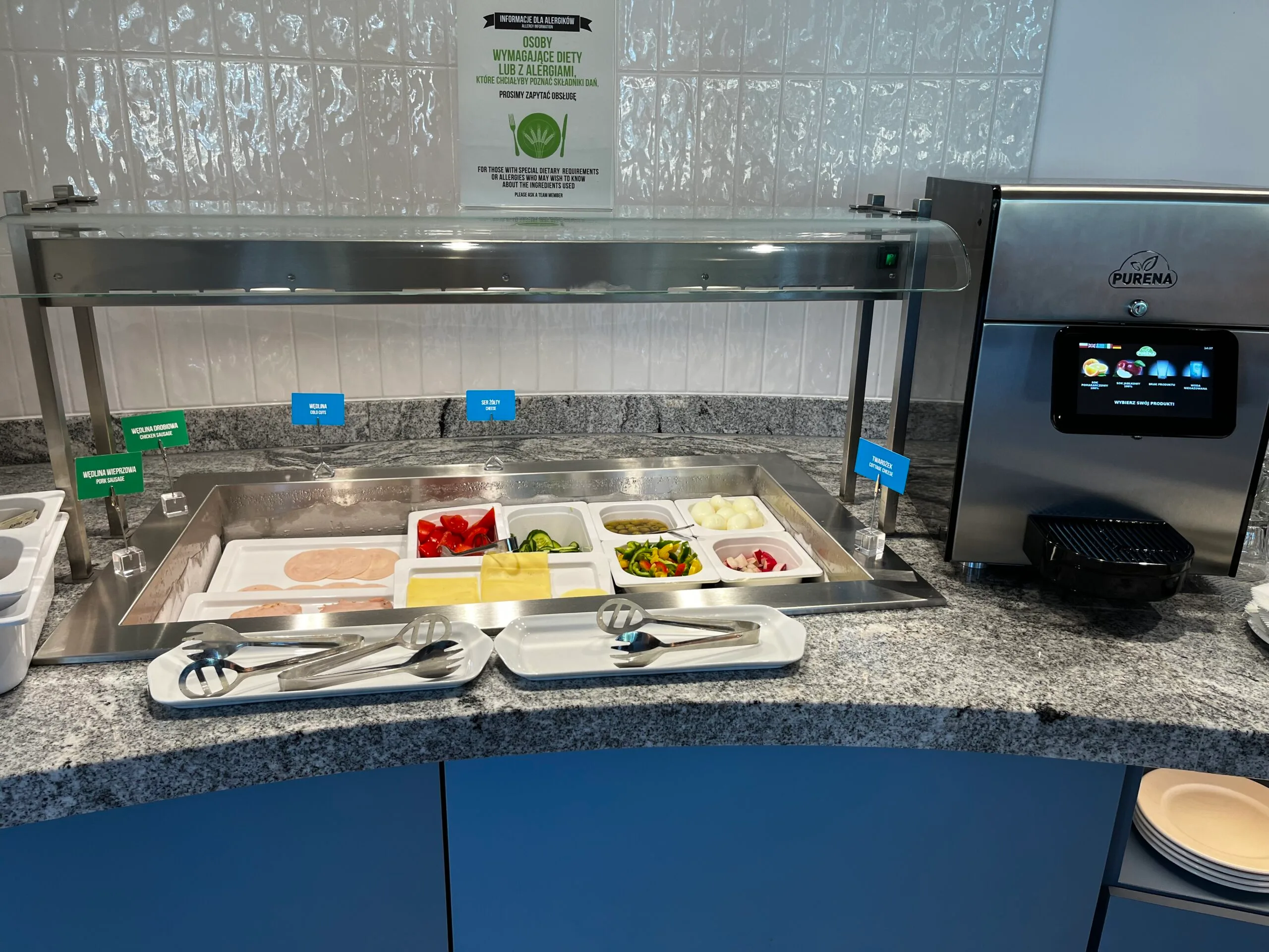 Buffet mit verschiedenen Salatbeilagen und Kochstation