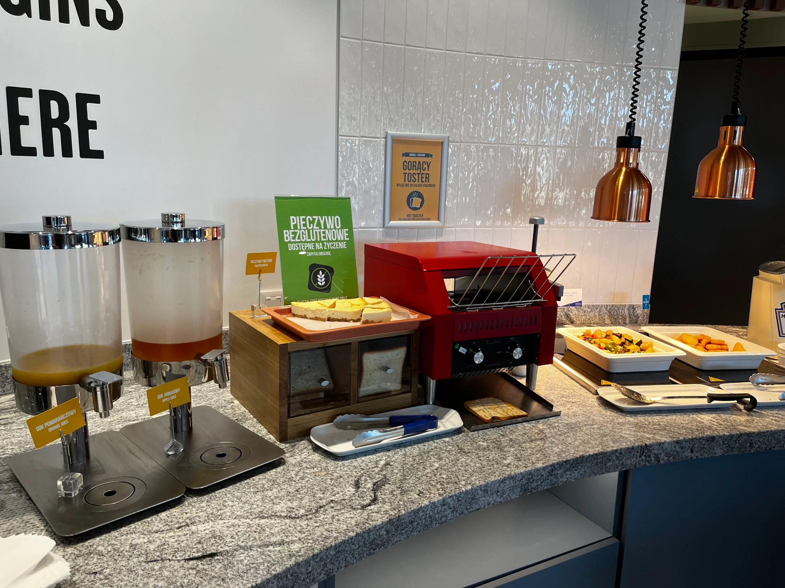 Frühstückstablett mit Toast und Getränkeautomaten