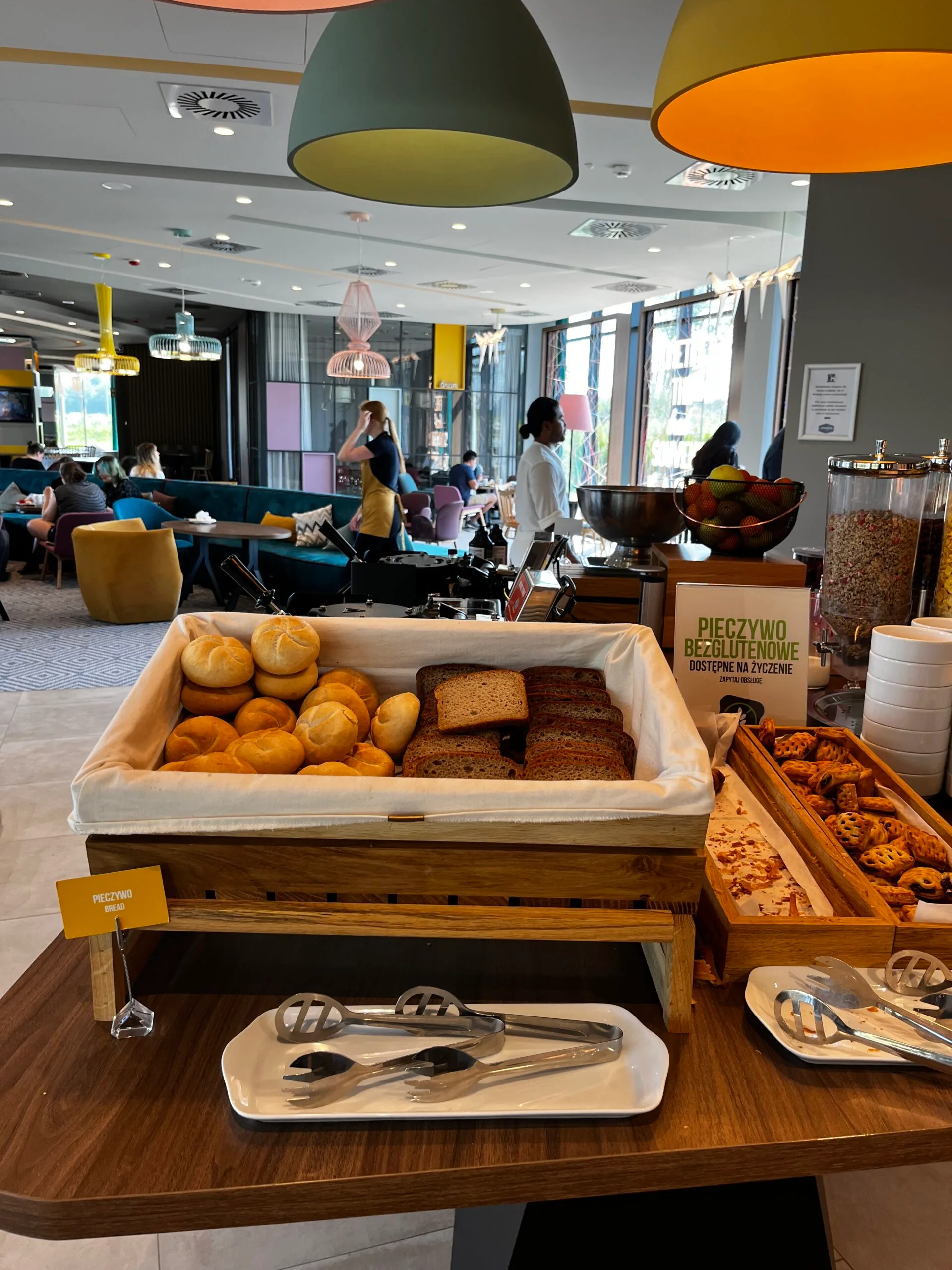 Frühstücksbuffet mit Brot und Keksen im Hotel