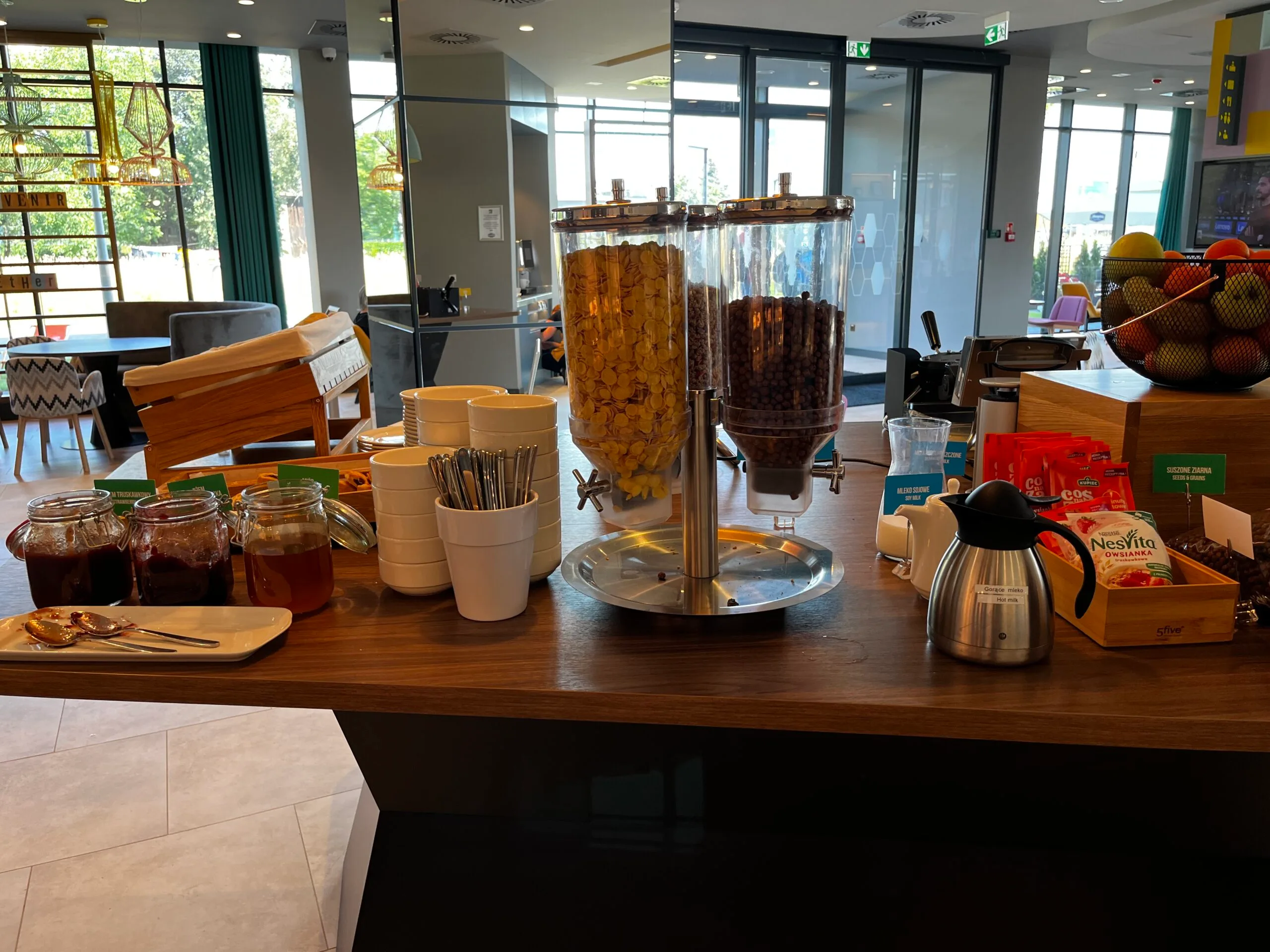 Frühstücksbuffet mit Getreide, Milch und Früchten im Hotel