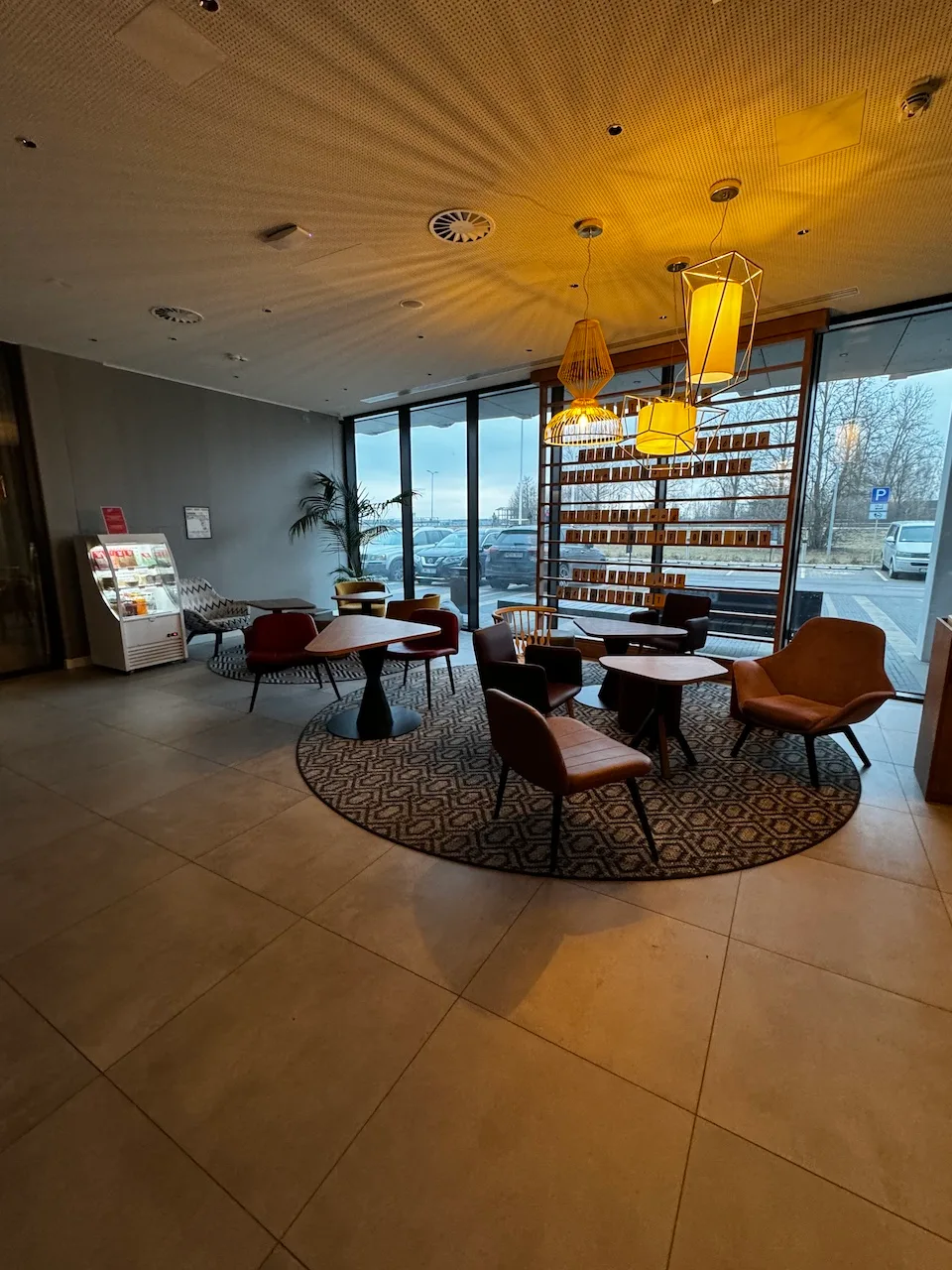 Lobbybereich eines Hotels mit Sesseln und Tischen
