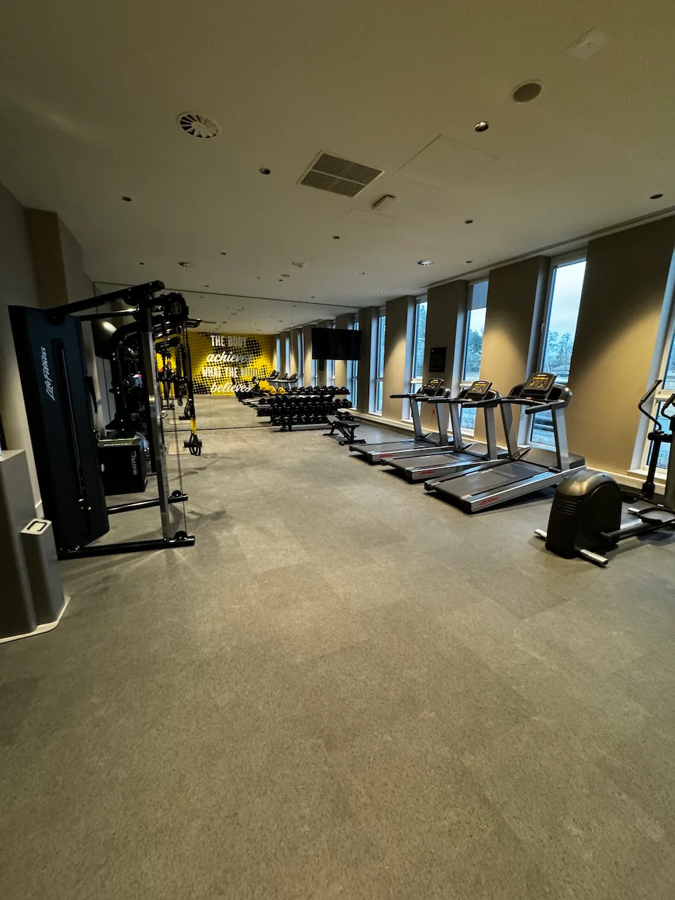 Fitnessraum mit Laufbändern und Gewichten