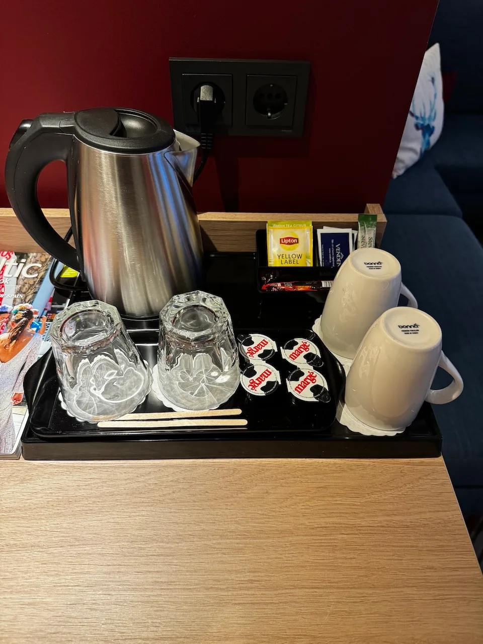 Hotelzimmereinrichtung mit Kaffeemaschine, Gläsern und Teebeuteln
