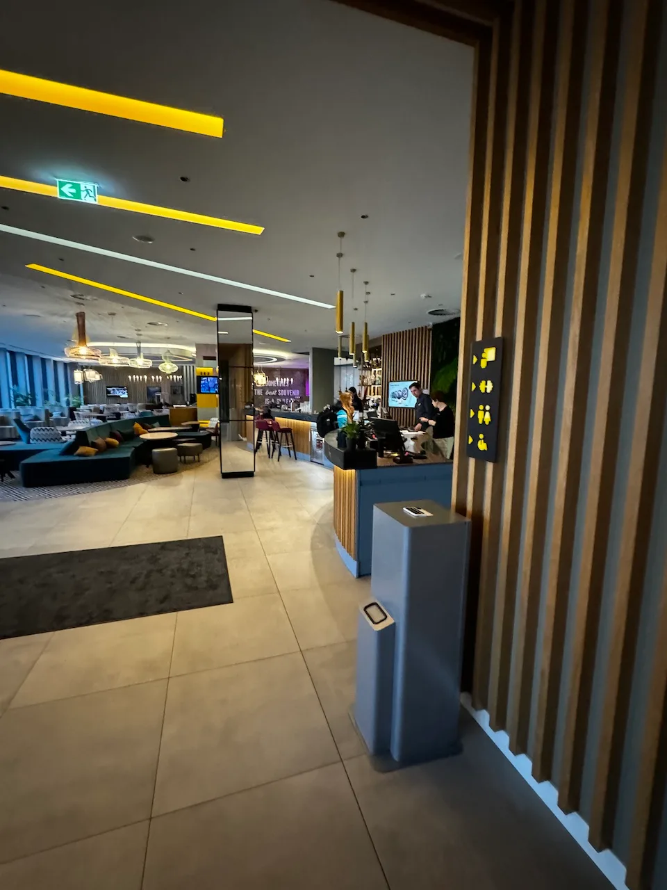 Lobby des Hotels mit Sitzmöbeln und Rezeption