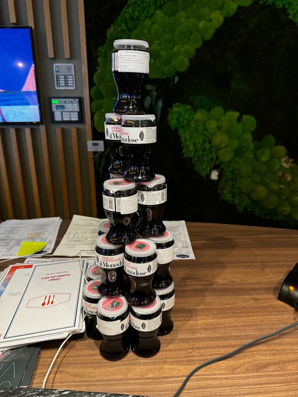 Flaschenpyramide mit Etiketten auf Holztisch