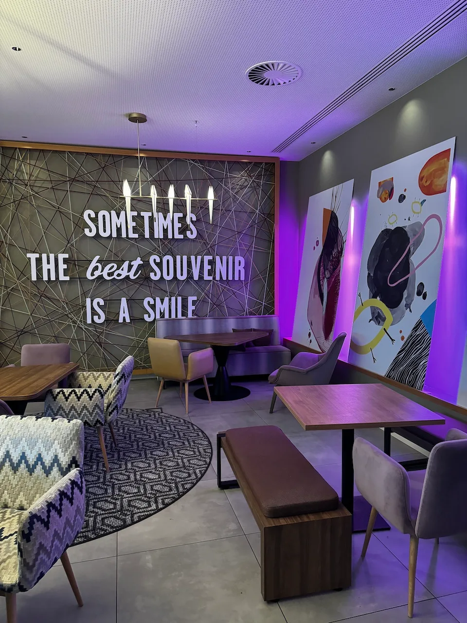 Lobby mit Sitzgelegenheiten und Wanddekoration