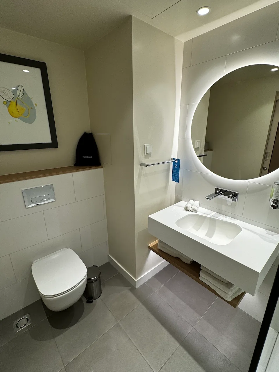 Moderne Hotel-WC mit Toilette und Bidet