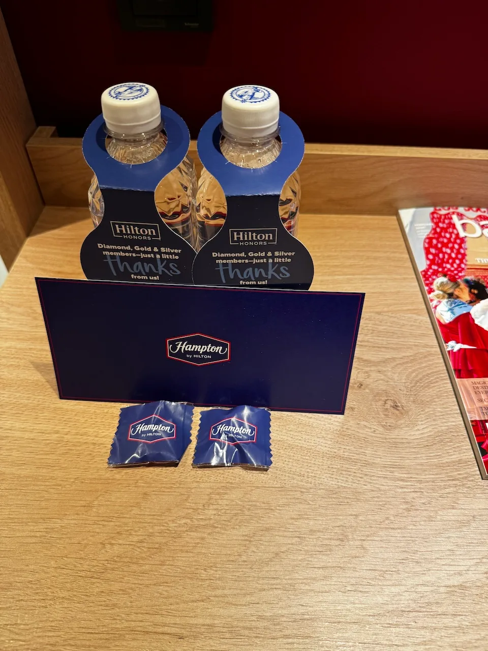 Hampton by Hilton Hotelzimmer mit Wasserflaschen und Bonbons