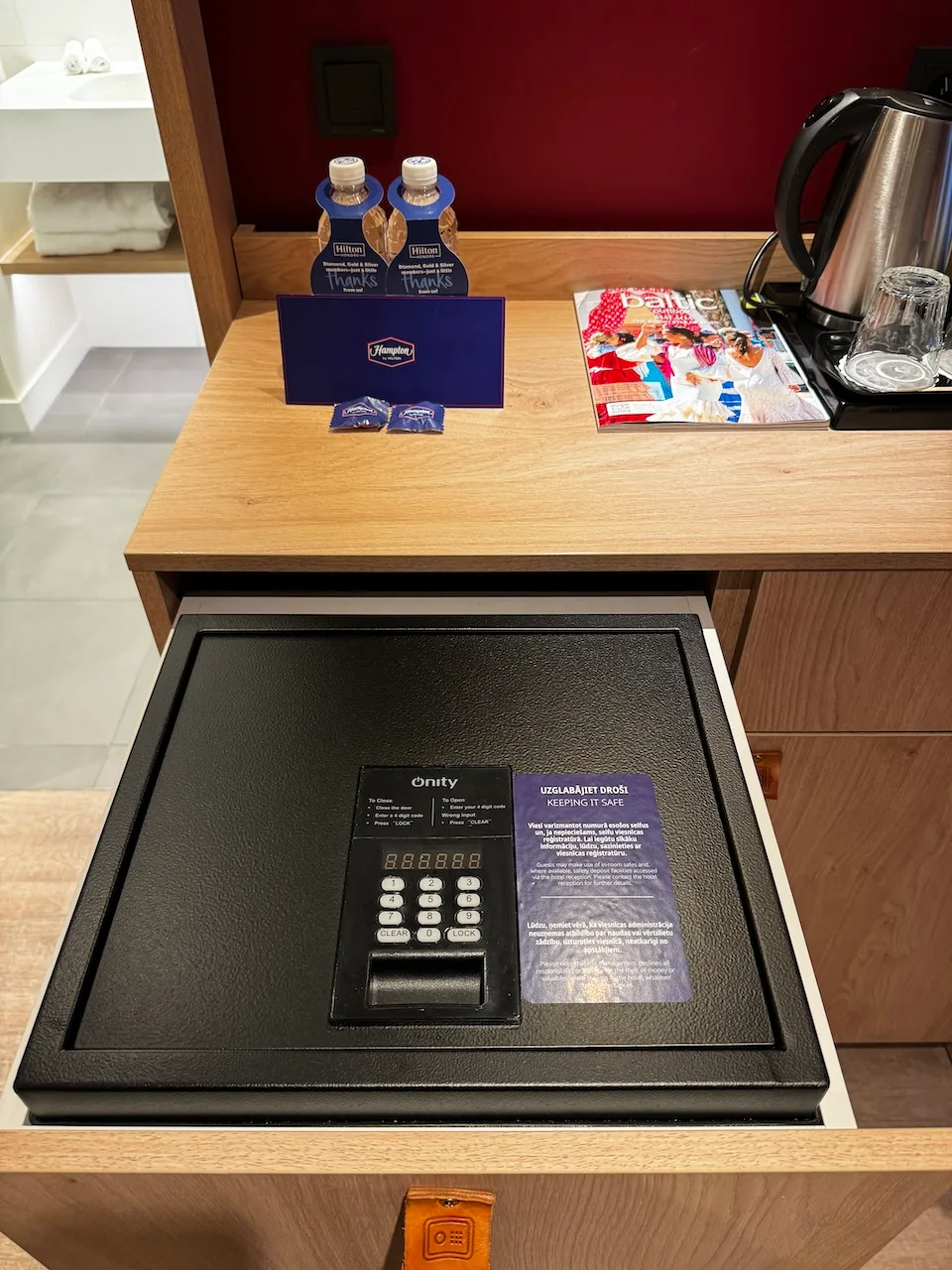 Schublade mit Safe und elektronischem Schloss im Hotelzimmer