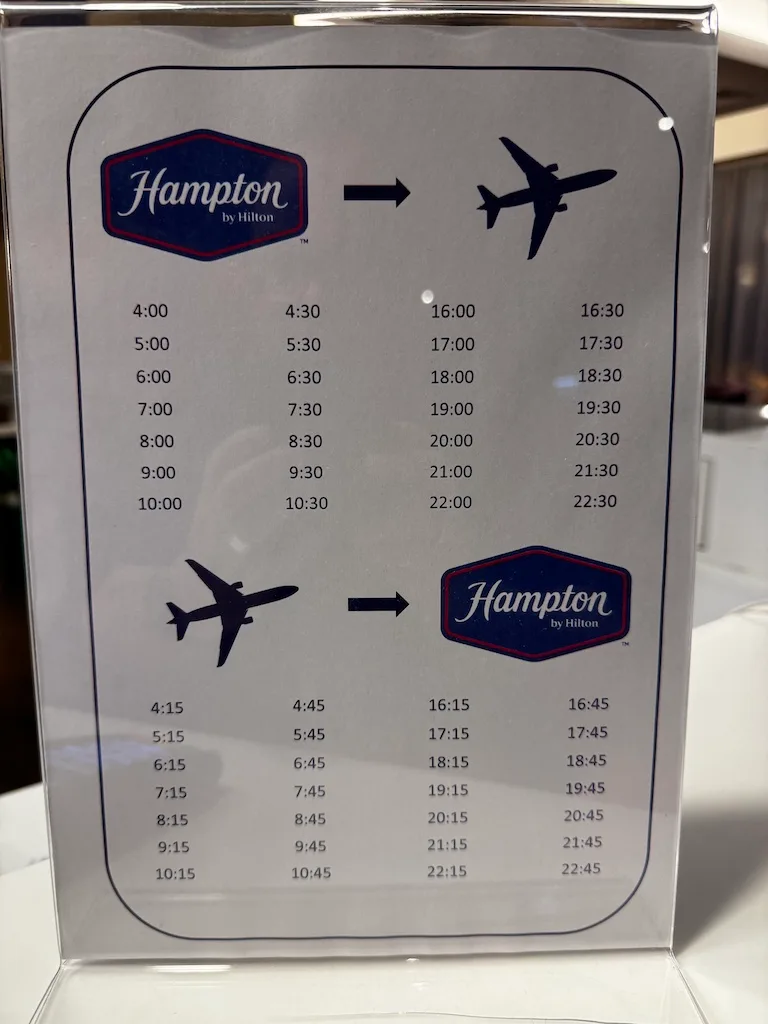 Flughafenhotel Hampton by Hilton Flugzeitenplan