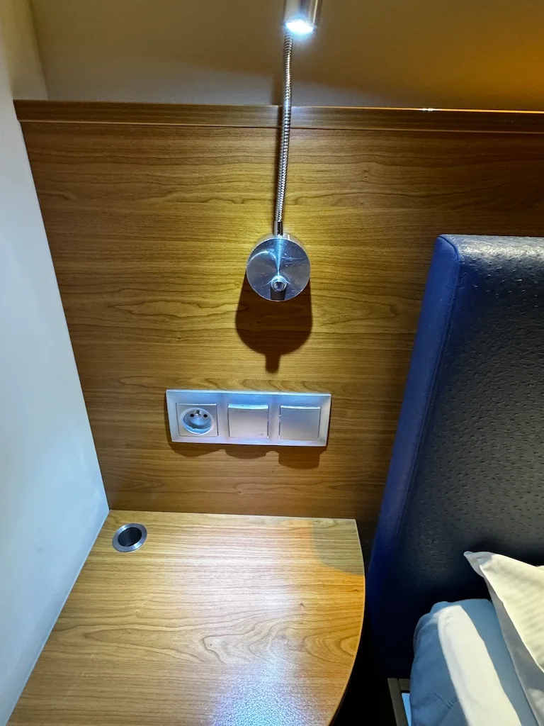 Hotelzimmer mit Steckdose und Leselampe an der Wand