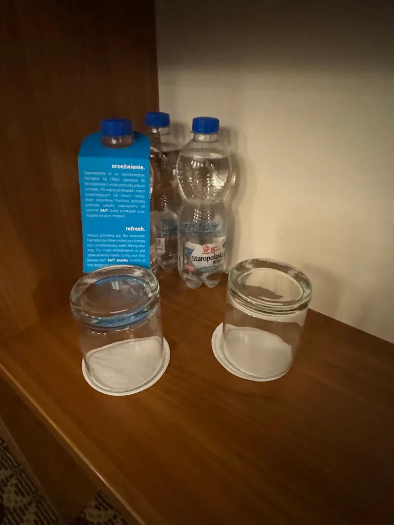 Flaschen und Behälter auf Holztisch