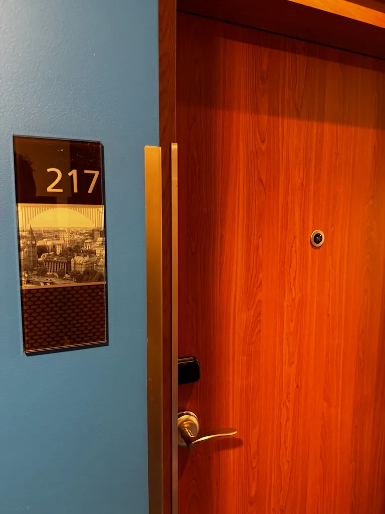 Hotelzimmer-Tür mit Zimmernummer 217 und Stadtbild-Schild