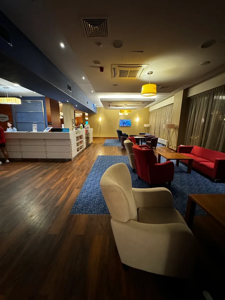 Hotellobby mit Empfang und Sitzmöbeln
