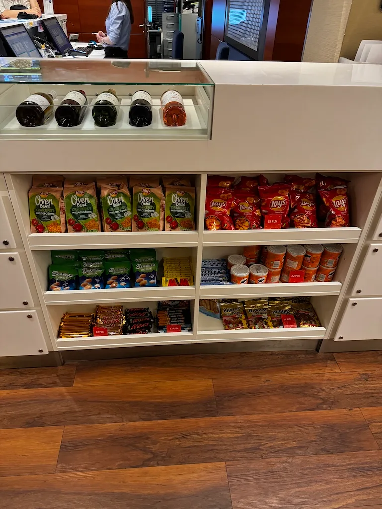 Snacks und Getränke im Hotelbuffet