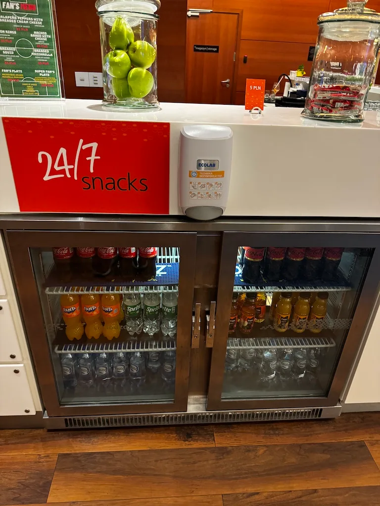 24/7 Snackautomat mit Getränken und Obst