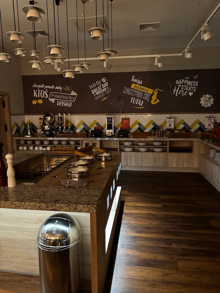 Kaffeebar mit Kaffeetassen als Pendelleuchten und Wanddekorationen