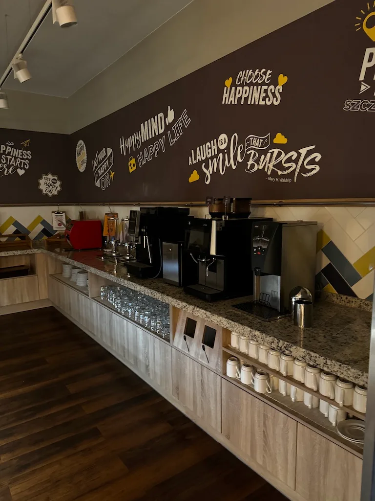 Kaffeebereich mit Kaffeemaschinen und Wanddekorationen