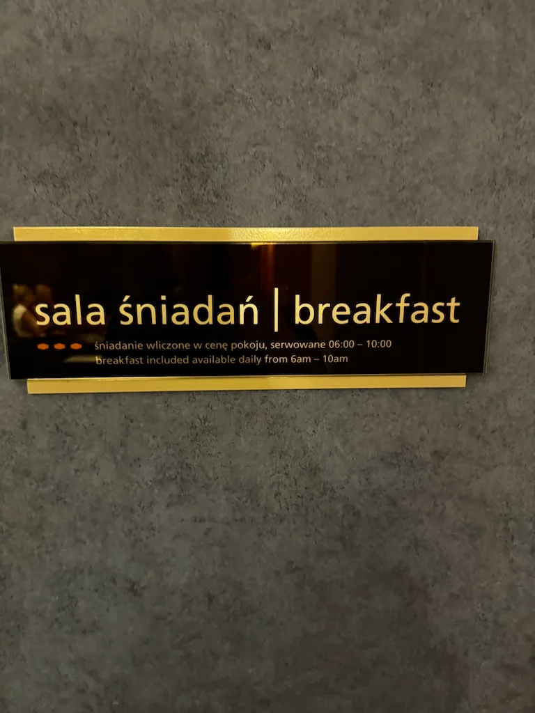 Schild mit Informationen über Frühstücksallocation in einem Hotel