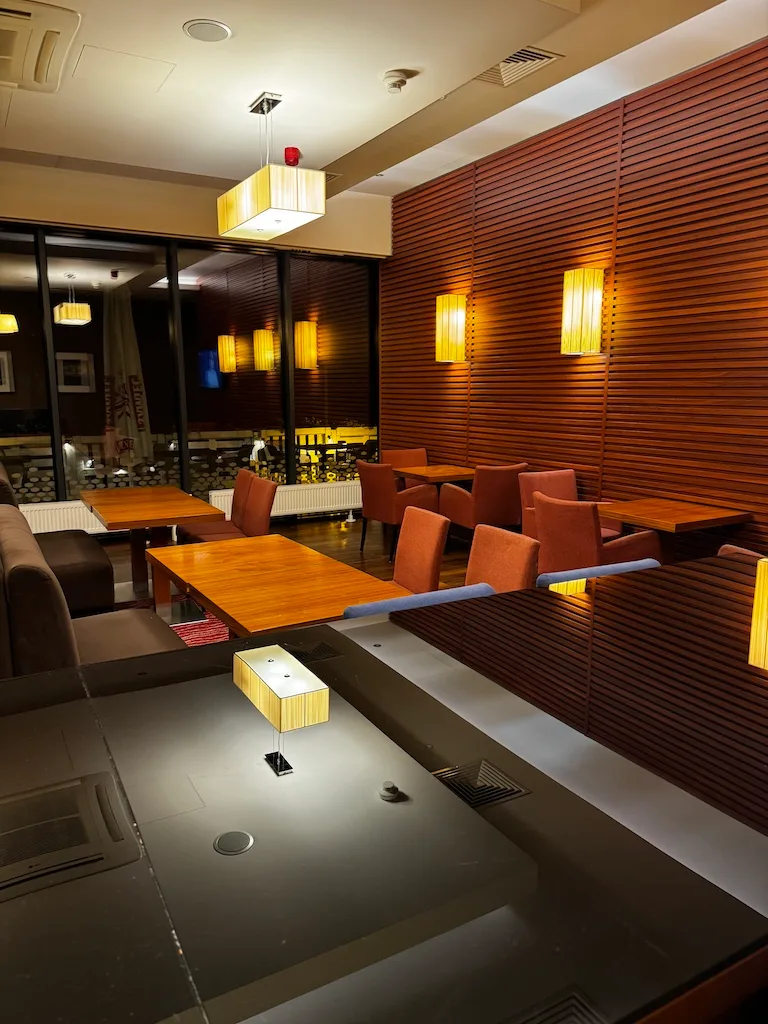 Hotelrestaurant mit Holzwänden und modernen Lampen