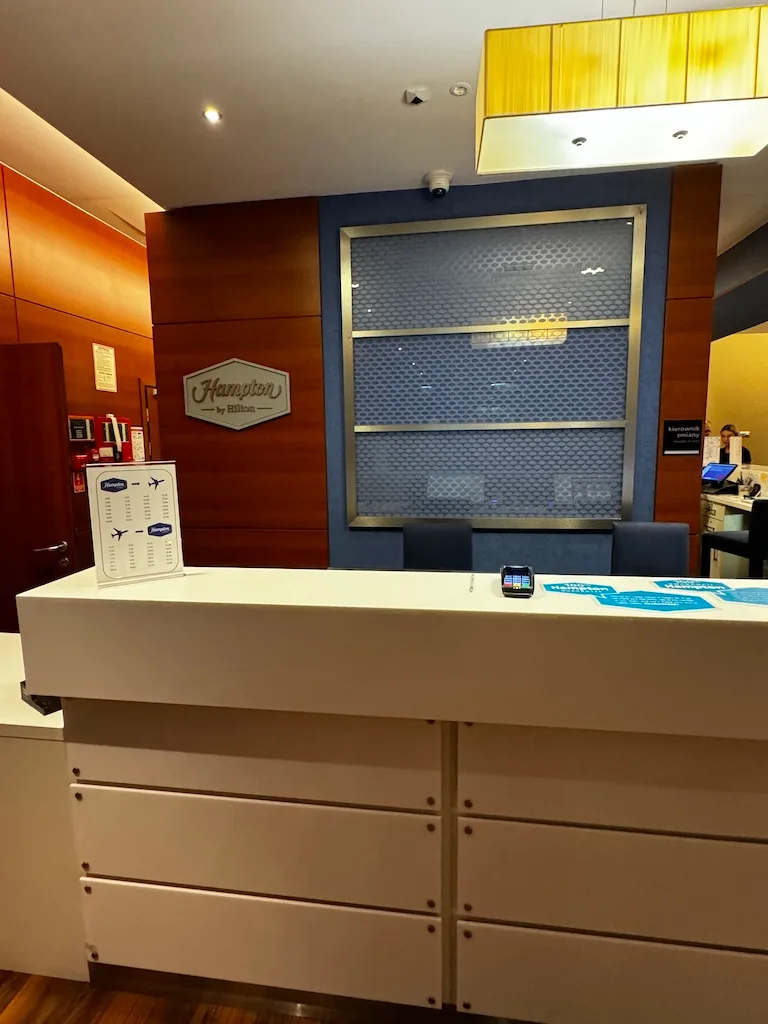 Rezeption des Hampton by Hilton Hotels am Flughafen Warschau