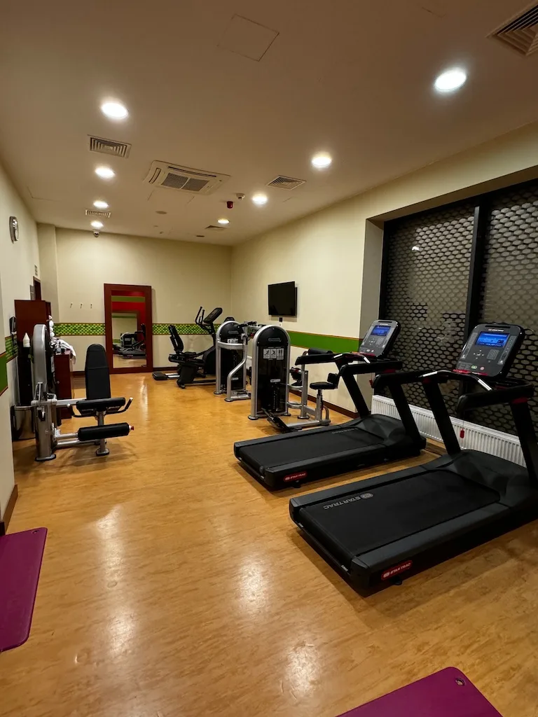 Fitnessraum mit Laufbändern und Trainingsgeräten