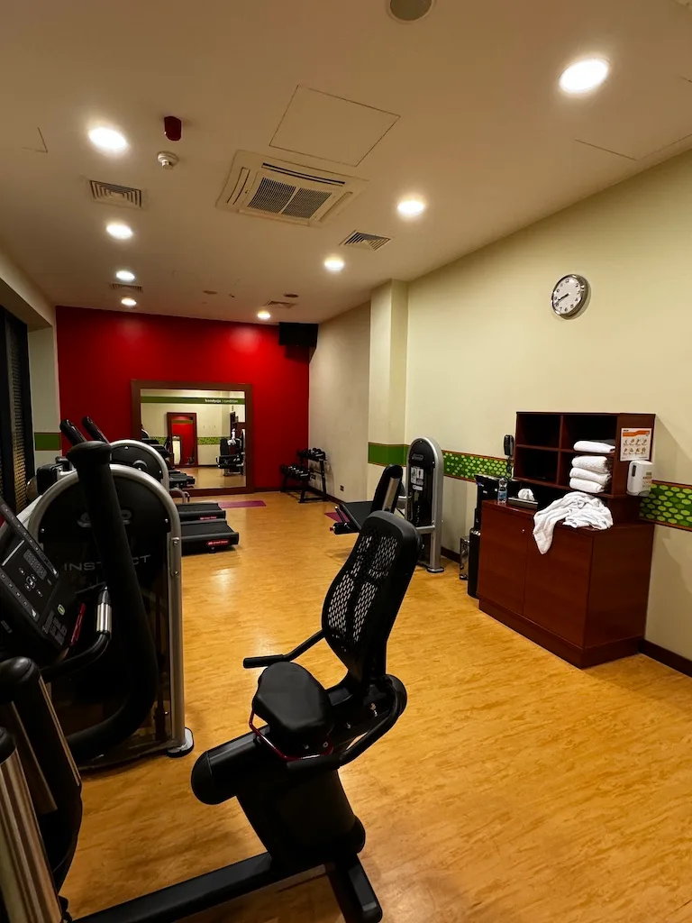 Fitnessraum mit Stationärrädern und Regalen für Handtücher