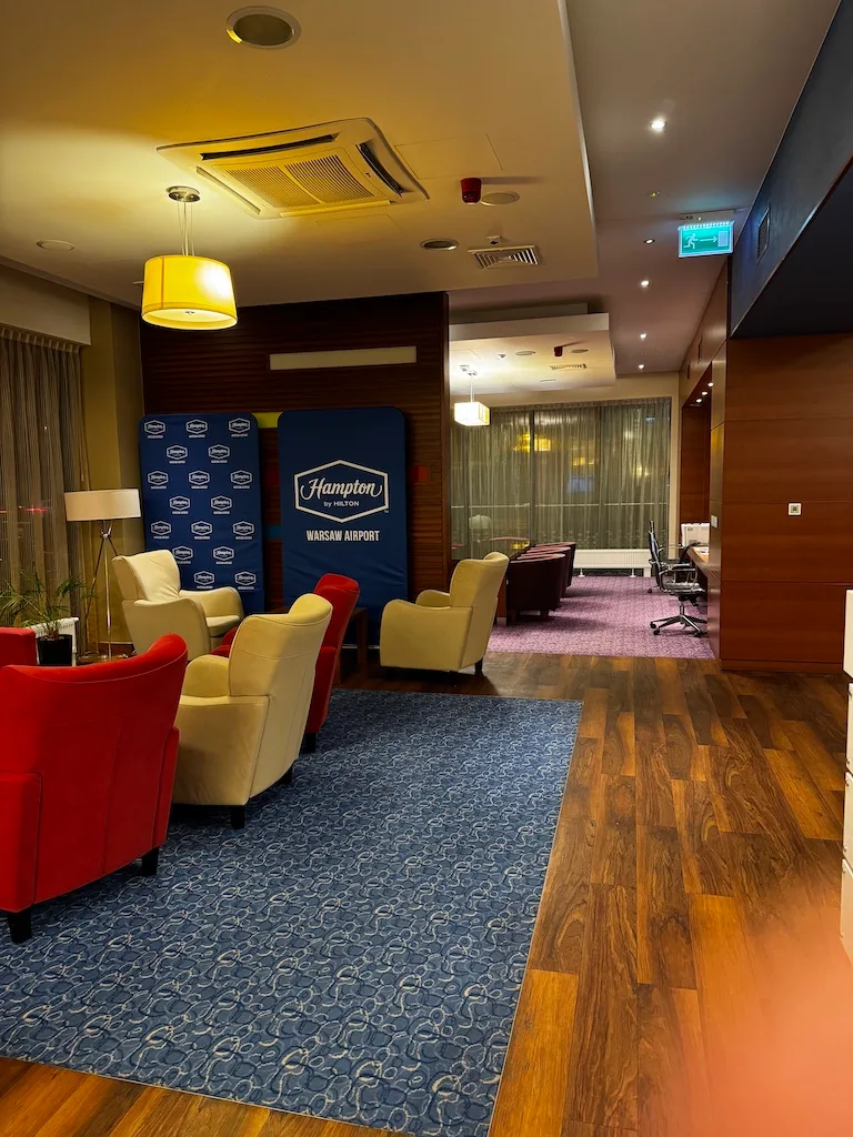 Lobby des Hotels mit Sesseln und Werbetafeln
