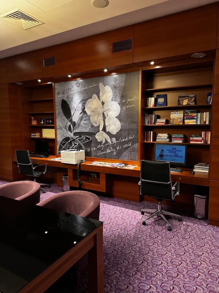 Hotelbüro mit Schreibtisch, Stühlen und Bücherregalen